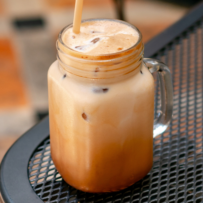 Latte cajeta frío 16oz (473ml)