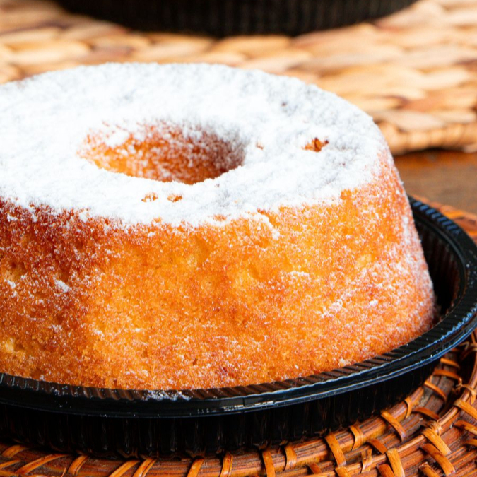 Um bolo fofinho feito com suco de laranja fresco e raspas da casca, perfeito para o café da tarde.