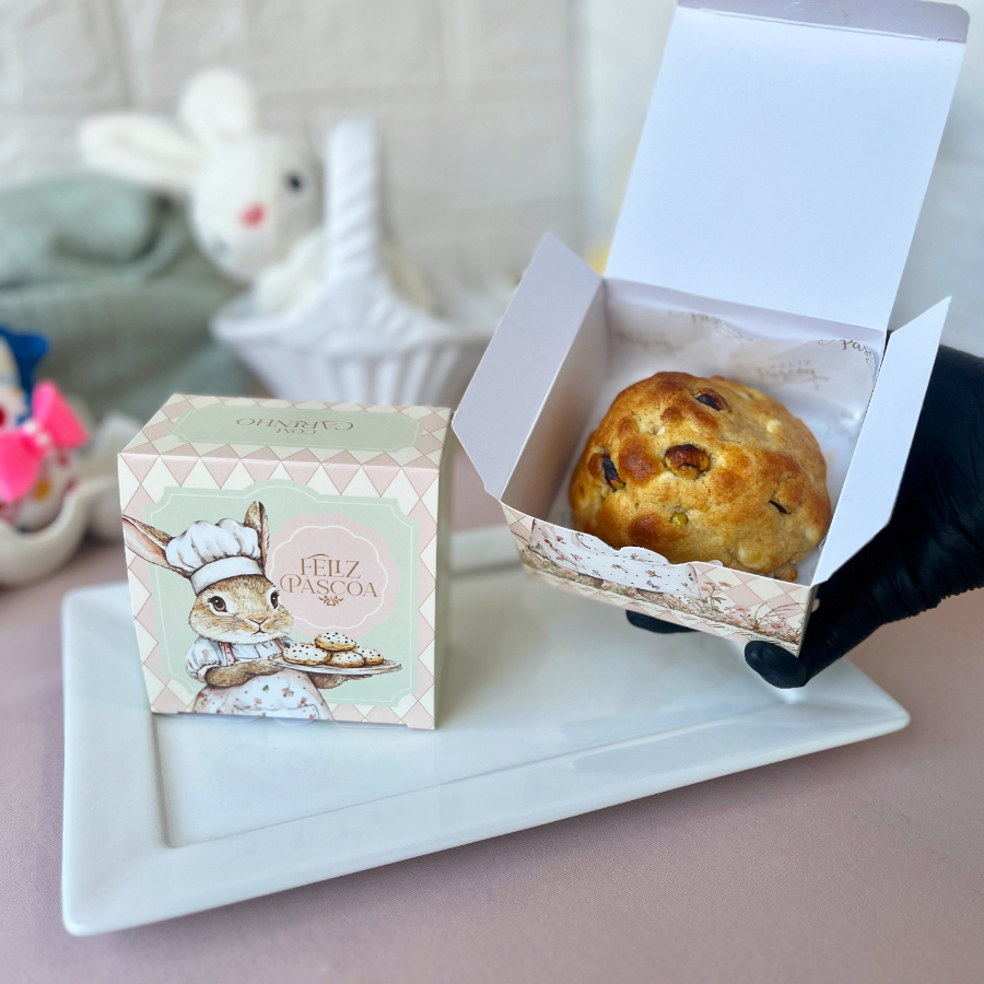 Cookie artesanal de pistache recheado, feito com massa amanteigada com chocolate branco e pedaços de pistache. Acompanha caixa com tema de Páscoa, ideal para presente. Pesa Aprox. 150g