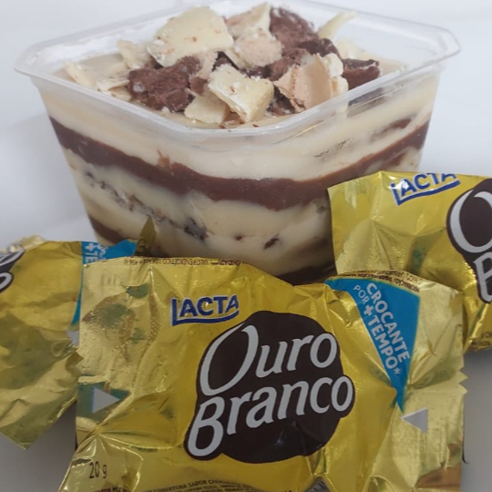 Pavê em camadas intercaladas de Biscoito e Recheio de Creme a base de Chocolate Branco e Preto e Mousse de chocolate branco com pedaços de Bombom Ouro Branco e Cobertura com pedaços de Bombom Ouro Branco. ###Tags### bolo no pote bolo vulcao cenoura Ninho chocolate bombom aberto copos da felicidade morango uva coxinha de morango chocolate Ninho Oreo chocolate ao leite leite condensado coco beijinho brigadeiro gourmet tradicional moranguinho churros Nutella 2 amores meio amargo coco queimado presente na caixa promoção cupon cupom oferta desconto como taxa gratis entrega rapida Nutella brownie braunie brawni Ninho doce chocolate brigadeiro docinho donuts docino sobremesa bolo de pote copo da felicidade caseiro banoffee morango Ouro Branco galak Sonho de Valsa choquito ferreiro rocher trufa bombom uva kitkat Kit Kat Kinder bueno charge amendoim Confete Dia dos pais natal Dia das maes Dia das mães namorados promoção promocao oferta desconto barato doce sobremesa chocolate entrega rapida grátis grátis morango fresco