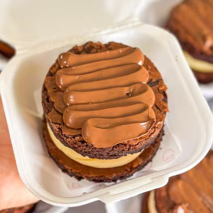 Brownie supremo, com uma camada de creme de ninho, finalizado com nutella.