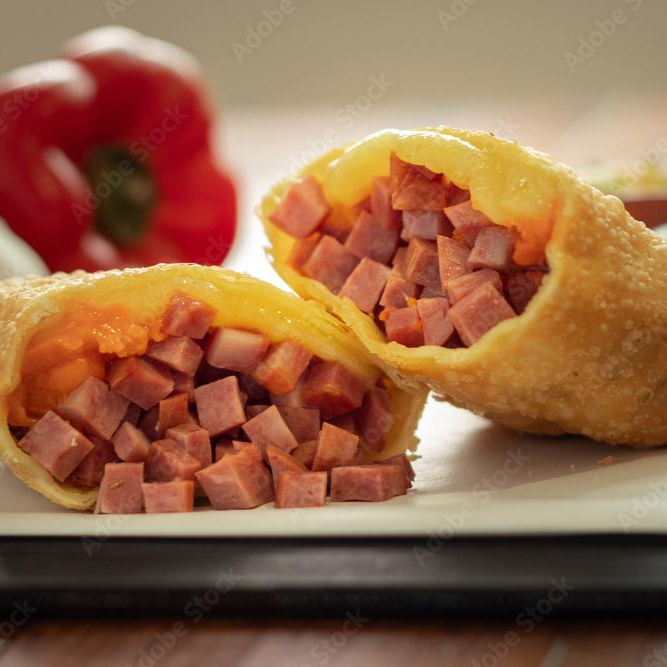 Experimente o pastel de calabresa simples, recheado com calabresa suculenta e temperos especiais.