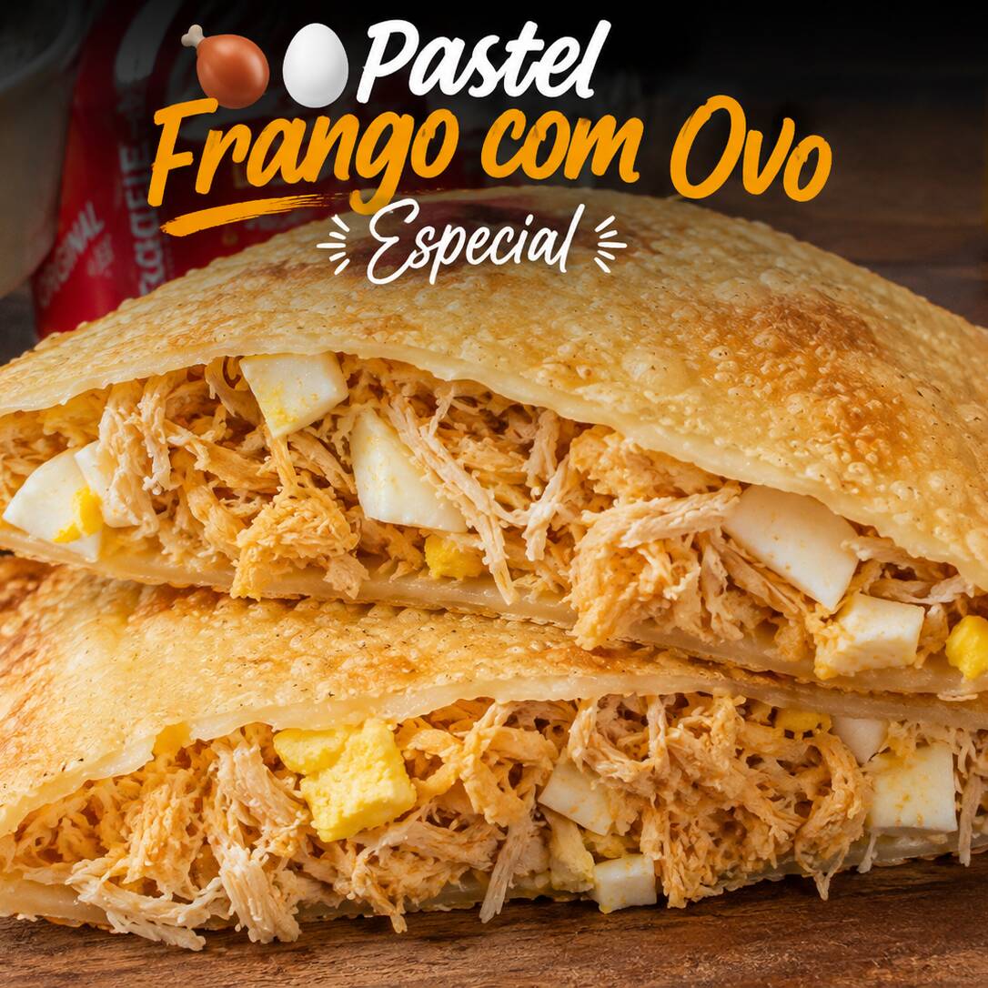 Frango desfiado, bem temperado e suculento, combinado com ovo em um recheio caprichado e cheio de sabor. Tudo envolvido em uma massa sequinha, crocante e douradinha. Uma combinação simples, deliciosa e irresistível! 🤤