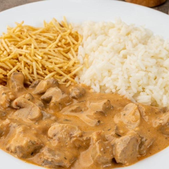 Strogonoff cremoso de Carne com molho caseiro do chefe. Acompanha: Arroz branco e batata palha. Individual 400gr / Para Duas Pessoas 800gr
