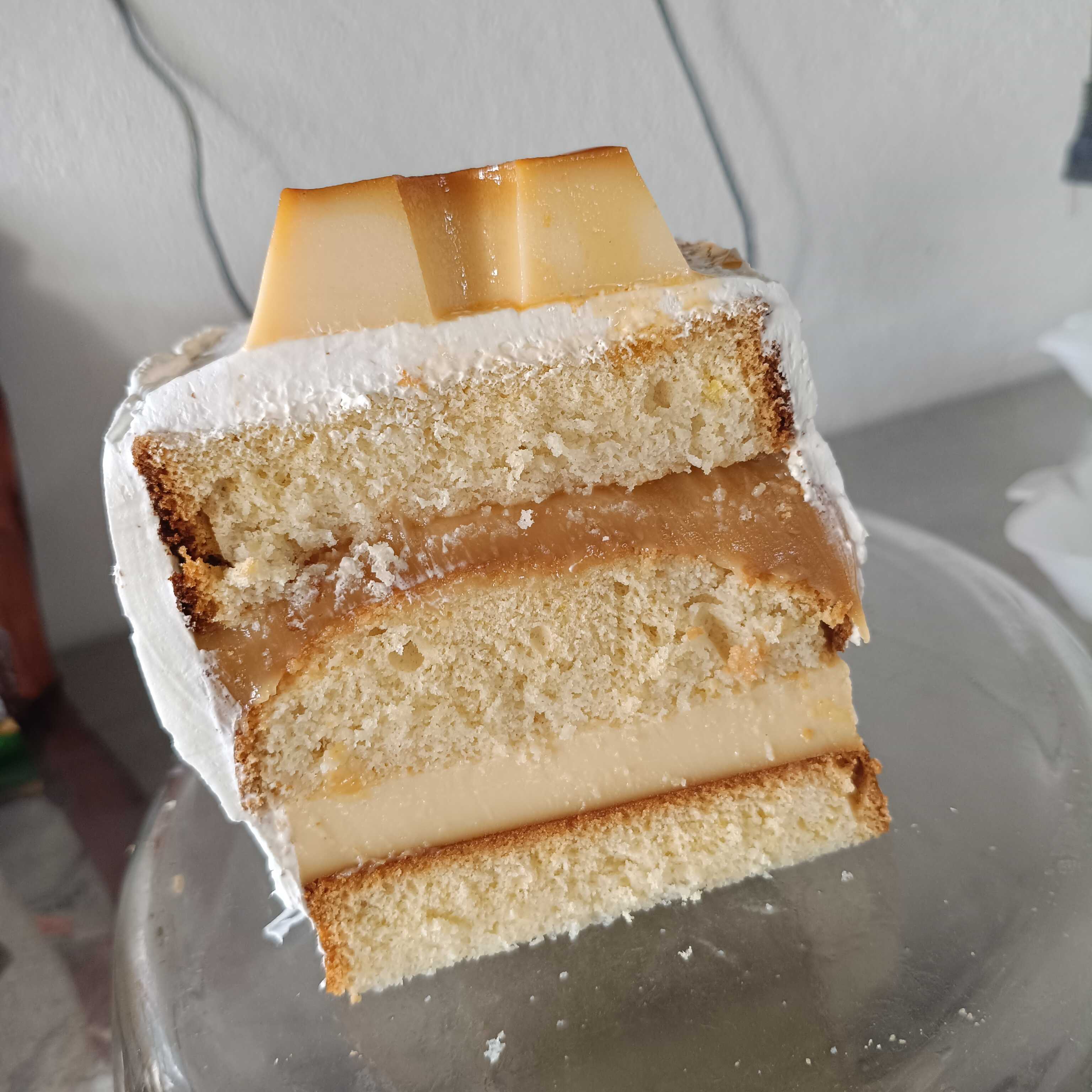 Fatia de bolo pudim com doce de leite, perfeito para seu lanche da tarde!