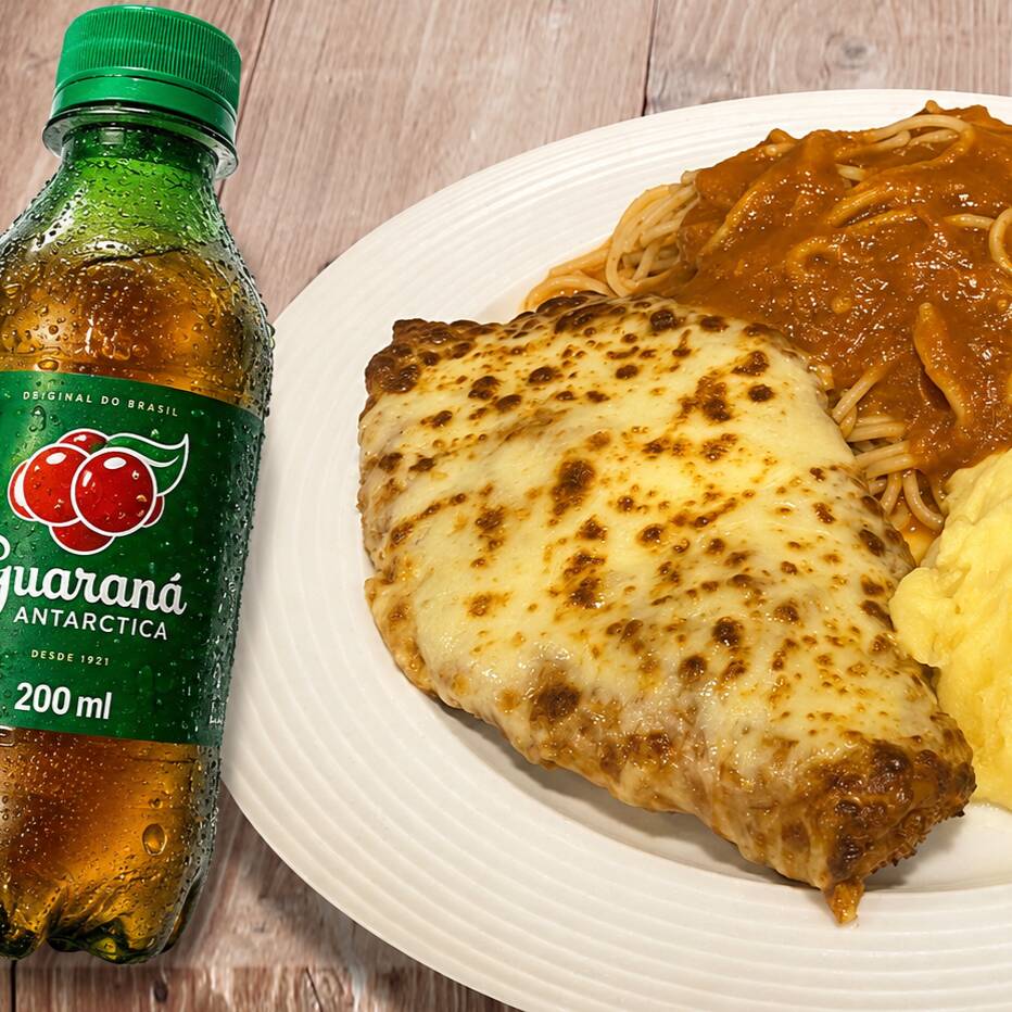 Filé de frango empanado e gratinado ao molho de tomare e mussarela , acompanha espaguete ao molho de tomate e purê.