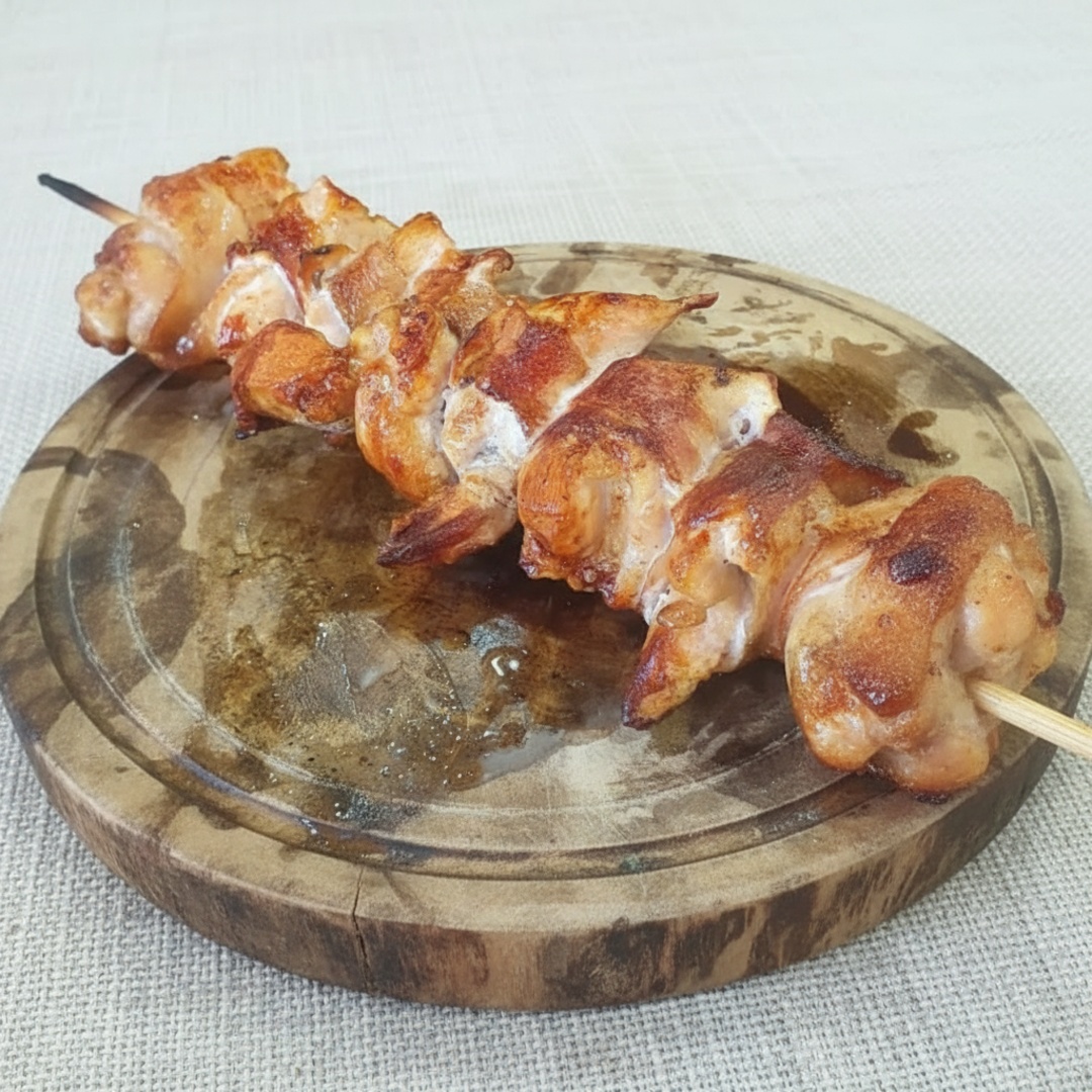 "A perfeita união entre a suculência do frango e a crocância do bacon, direto da brasa do Assados de Santa para encantar seu paladar."""