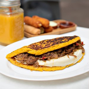 Cachapa con Queso de Mano y Carne Mechada