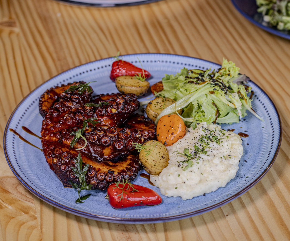 PULPO A LA MANTEQUILLA Y HIERBAS FINAS