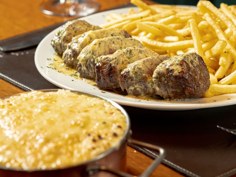 500g de filé mignon coberto com manteiga preparada na casa com mostarda e ervas. Acompanha batatas fritas e arroz à piemontese gratinado.