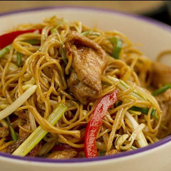 Chow Min con Pollo Entero