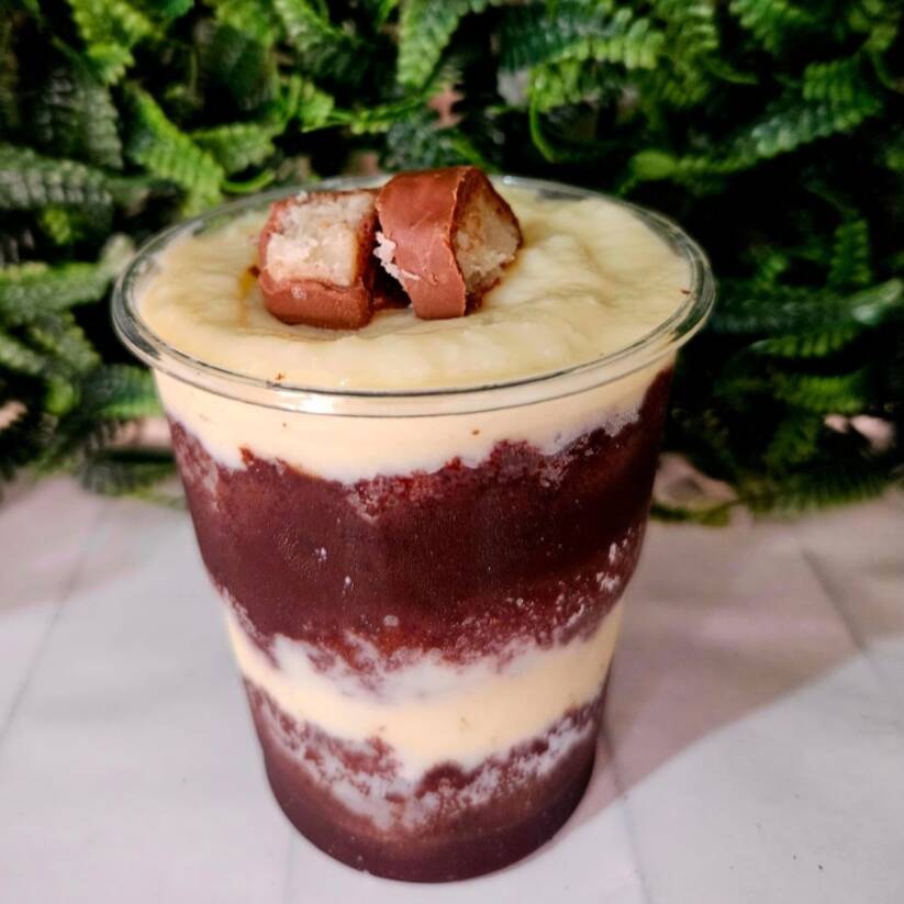 Brigadeiro de chocolate meio amargo, bolo de chocolate, brigadeiro de coco e Finalizado com pedaços de bombom de prestigio.
Copo 200ml.