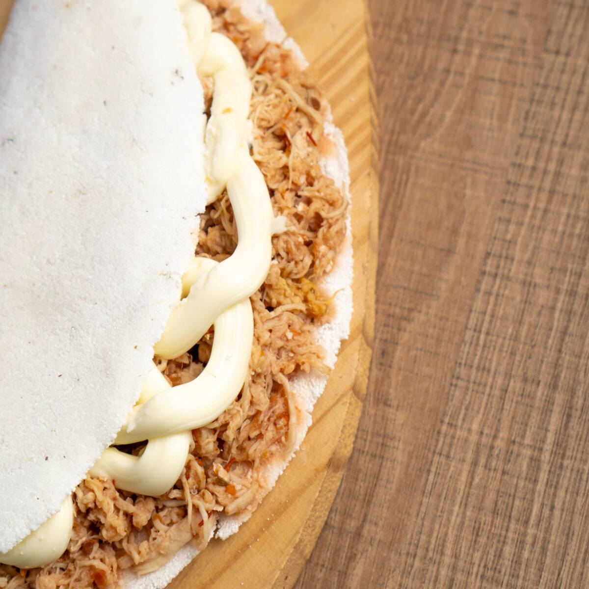 Deliciosa Tapioca De Frango Super Recheada! Uma Explosão De Sabor Com Frango Desfiado Bem Temperado, Cremosidade Na Medida Certa E Uma Massa Levinha E Crocante!