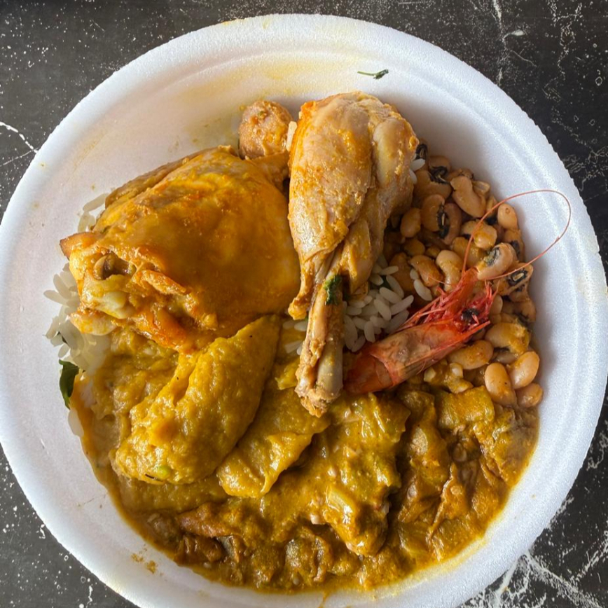 Xinxim de frango, vatapá, caruru, arroz e feijão fradinho