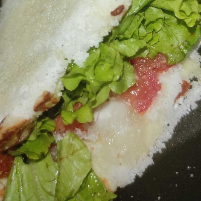 Tapioca de calabresa c/ catupiry, cebolas cozidas, tomate e orégano Tam 13 cm