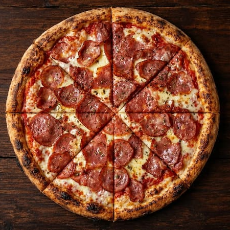 Promoção de hoje: Calabresa completa de 35 cm (8 fatias) com calabresa dourada e mozzarella curada derretida em massa de fermentação natural. Enquanto durar o estoque do Dia.