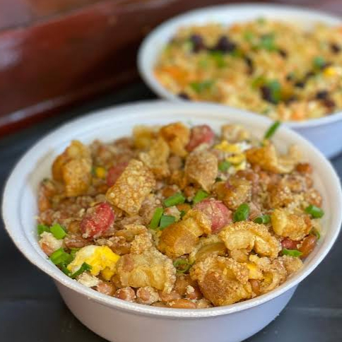 Feijão, bacon, calabresa, toucinho, couve e farinha. Marmita cheia de Feijão tropeiro