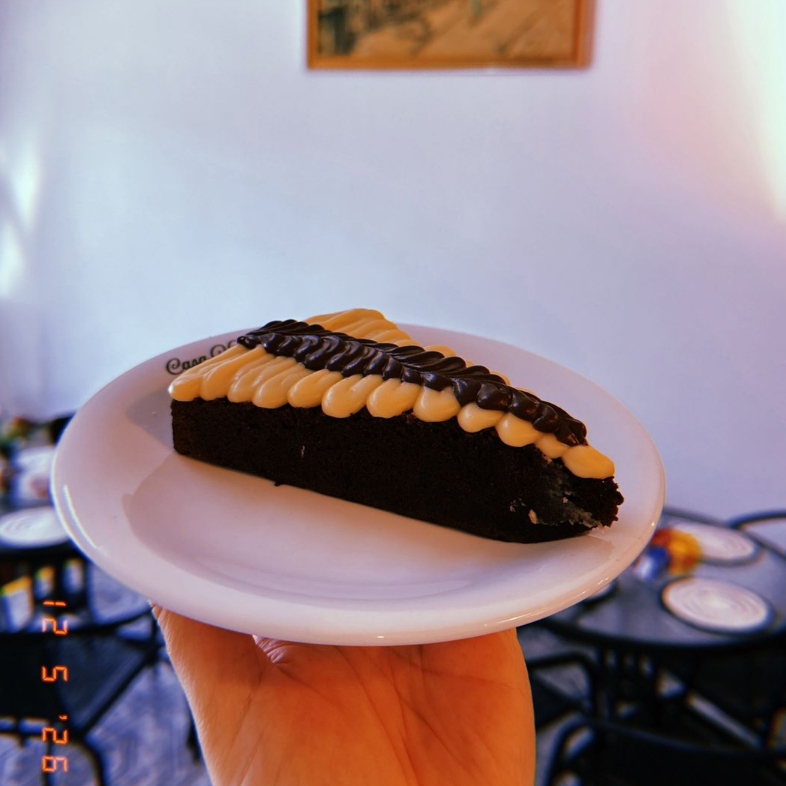 Fatia de brownie de chocolate, macio por dentro e com leve casquinha por fora, finalizado com creme de Ninho e avelã super cremoso. Doce na medida certa e simplesmente irresistível.