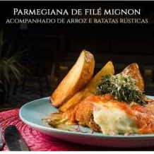 Parmegiana preparada com filé mignon bovino (160g in natura), empanado e servido com molho artesanal da casa. Acompanha arroz e batatas rústicas ou spaghetti alho e óleo à sua escolha. Um clássico caprichado, com a identidade especial da cozinha do Becco.