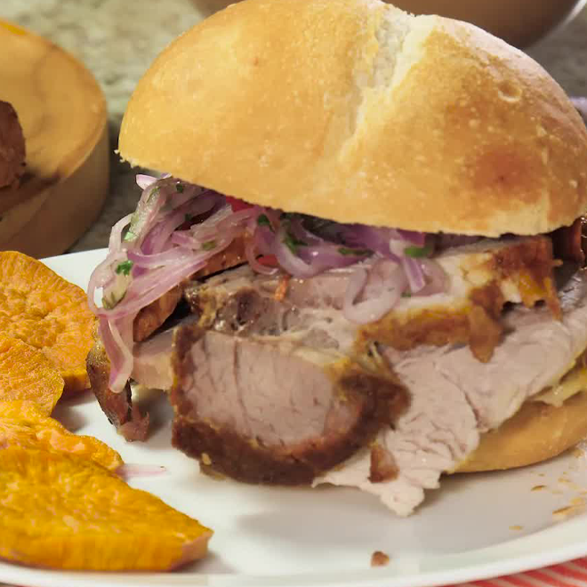 2 Panes con Chicharron + 2 Bebidas