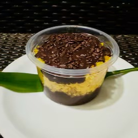 Deliciosa Massa de Cenoura Molhadinha, com Cobertura do Famoso Brigadeiro e Granulado de Chocolate Belga.