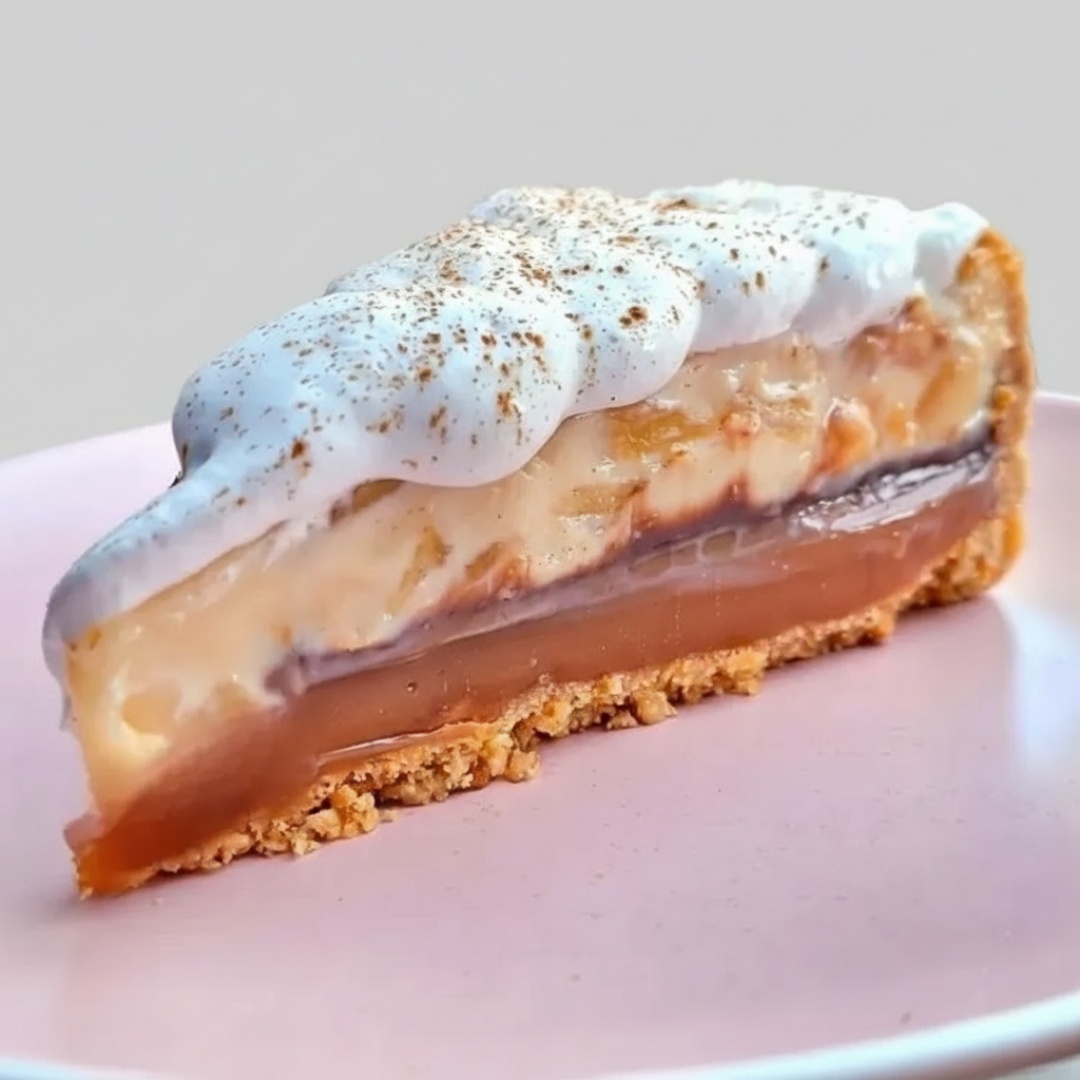 Torta de maçã com caramelo, e não é só isso, é a perfeição que você precisa conhecer. Ela tem cobertura de chantinho e canela, base amanteigada de bolacha clássica.