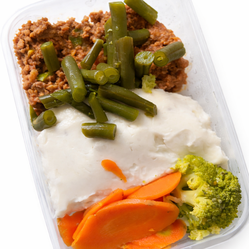 Saudável, saborosa e pronta para facilitar seu dia! 💚 Marmita fit com purê de inhame cremoso, carne moída suculenta, vagem, cenoura e brócolis. Nutrição e sabor no mesmo prato!