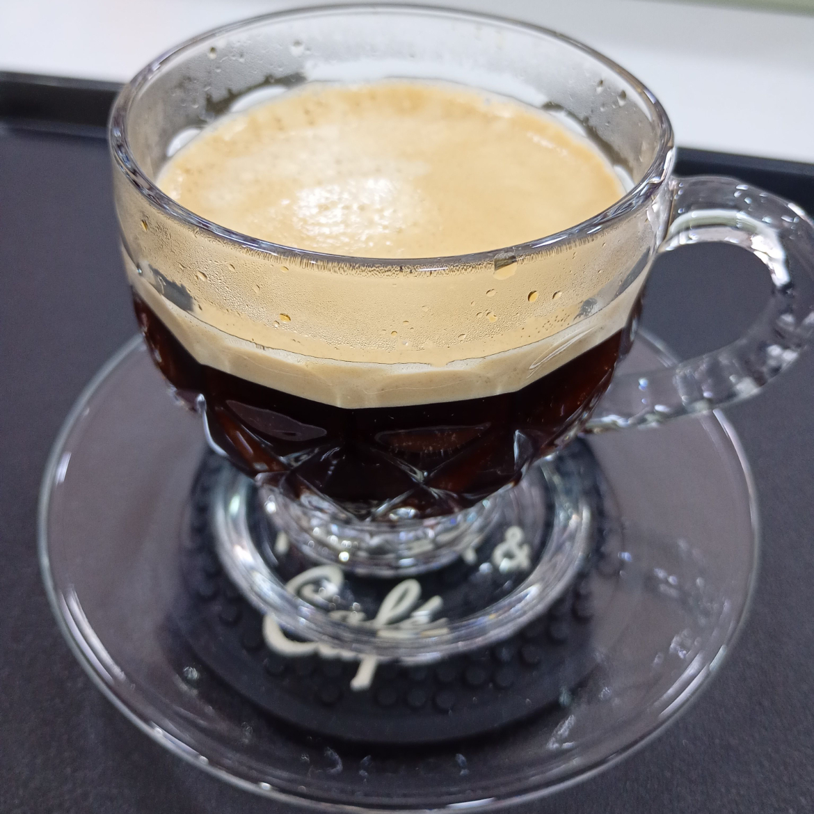 Desfrute de um café espresso curto ou longo, perfeito para qualquer momento do Dia, com um sabor intenso e aroma envolvente.