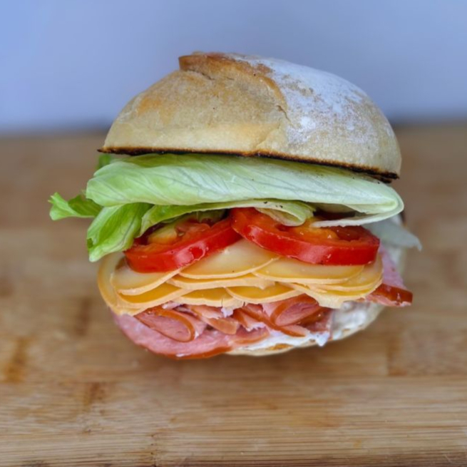 Creme de ricota temperado, peito de peru defumado, provolone saboroso, alface fresquinha e tomate suculento, tudo servido em um pão de fermentação natural super macio. Nutritivo, equilibrado e delicioso!