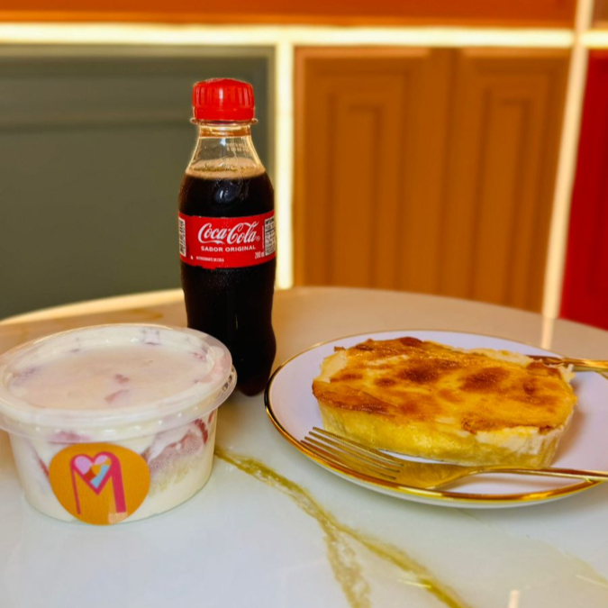 Contém 1 empadão + 1 bolo no pote + 1 coquinha 200ml. Deixe na observação o sabor do bolo no pote. Dica: caso queira comer o empadão quentinho, retire da marmita e esquente por 60seg no microondas =)