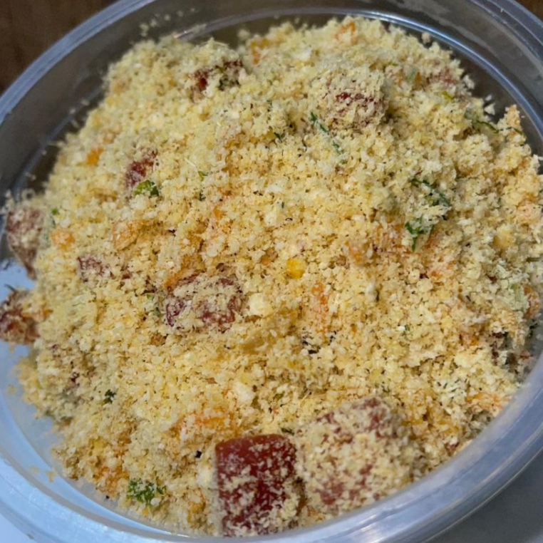 Deliciosa farofa feita com pedaços de calabresa, cenoura ralada, bem temperadinha!!! Perfeita para acompanhar o seu almoço! :)