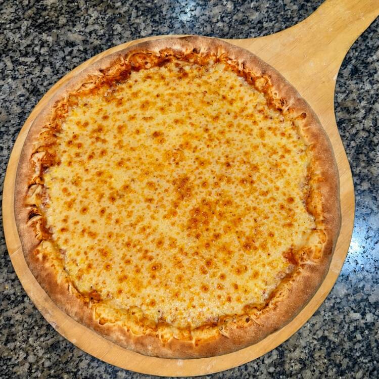 Pizza GRANDE 8 pedaço : massa fresca, molho tomate especial, mussarela bem derretida, azeitona e oregano.