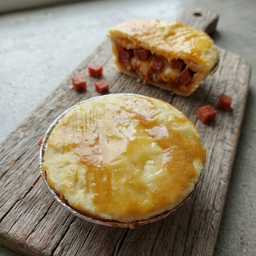 Empada de Pepperoni com Pimenta Biquinho 🌶️🍕
Massa amanteigada e delicada, recheada com pepperoni, muçarela, pimenta biquinho e creme de leite. O sabor marcante e levemente picante do pepperoni encontra o toque suave e adocicado da pimenta biquinho em um recheio cremoso e irresistível.
Uma combinação cheia de personalidade para quem ama sabores intensos! 🔥