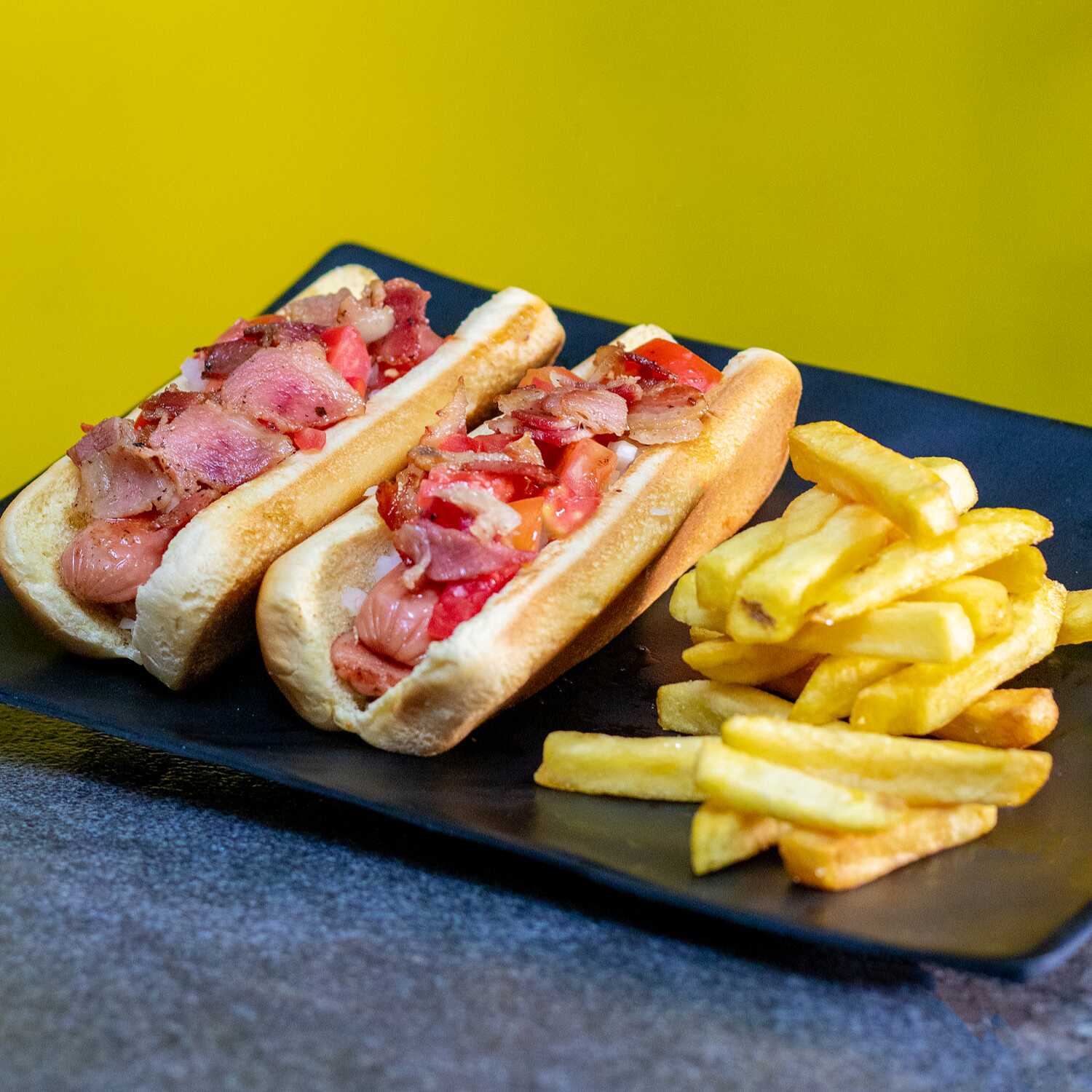2 Hot dogs sencillos + papas