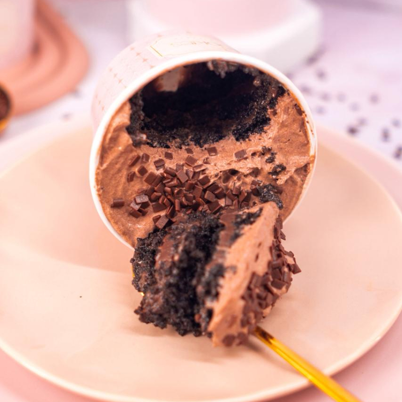 Pote de 250ml, massa de Chocolate cacau, brigadeiro de chocolate, decorado com granulado de chocolate nobre.