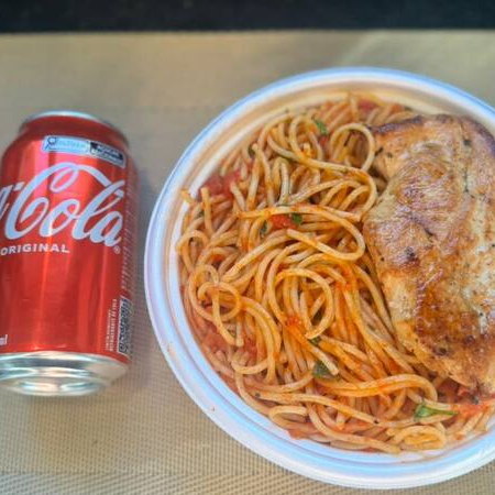 Marmita com delicioso filé de frango grelhado acompanhado de macarrão espaguete ao molho de tomates. Acompanha refrigerante lata Coca Cola 350ml bem gelada. Marmita indicada para 01 pessoa. Serve 1 pessoa (400g)