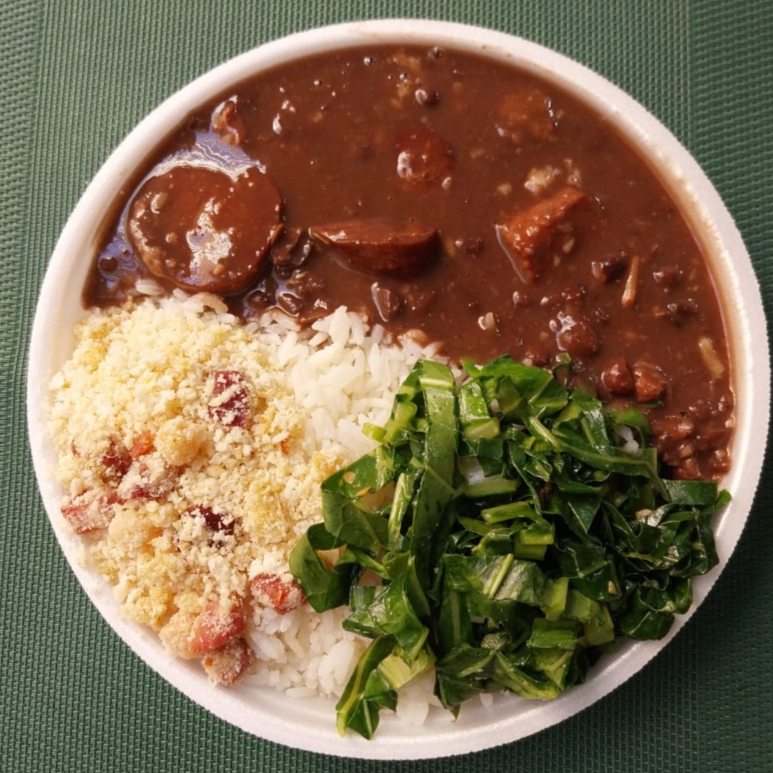 Marmita feijoada magra individual (arroz, carne seca, lombo, linguiça calabresa, paio, bacon, couve refogado, farofa). Marmita indicada para 01 pessoa, aproximadamente 500g