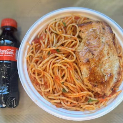 Marmita com delicioso filé de frango grelhado acompanhado de macarrão espaguete ao molho de tomates Acompanha refrigerante pet Coca Cola bem gelado. Marmita indicada para 01 pessoa.