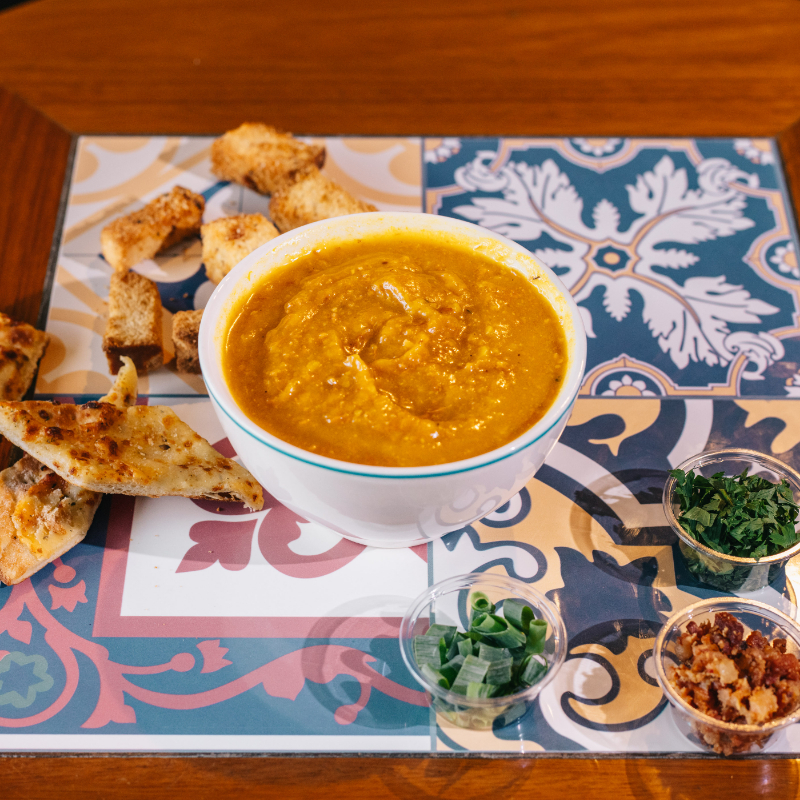 A Sopa de Abóbora com Costela é uma experiência gastronômica única. A abóbora, cuidadosamente selecionada, traz um toque adocicado e cremoso ao prato, enquanto a costela, macia e suculenta, acentua os sabores e adiciona uma textura irresistível. Os condimentos são harmoniosamente misturados para realçar ainda mais o sabor. Uma sopa que aquece o corpo e a alma, perfeita para os dias mais frios. Descubra o prazer de saborear essa deliciosa combinação em cada colherada.