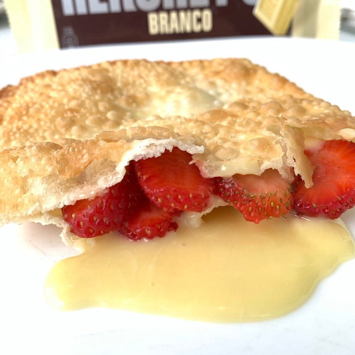 Barra de chocolate branco Hershey's acompanhado de morangos frescos