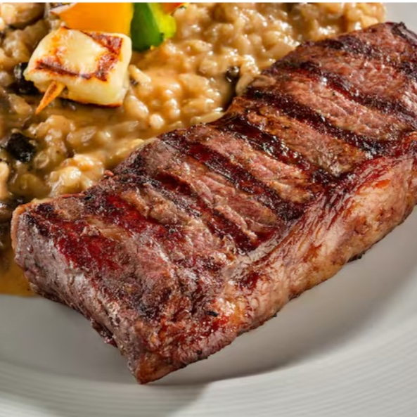 Parte traseira do contra filé, é o corte nobre que consagrou a Argentina. Grelhado na parrilla, saboroso e muito macio. Acompanha risoto de: parmesão, brie, limão siciliano, ou purê mandioquinha com arroz ou purê de batata com arroz, ou arroz e fritas. ( coloque na observação o acompanhamento )