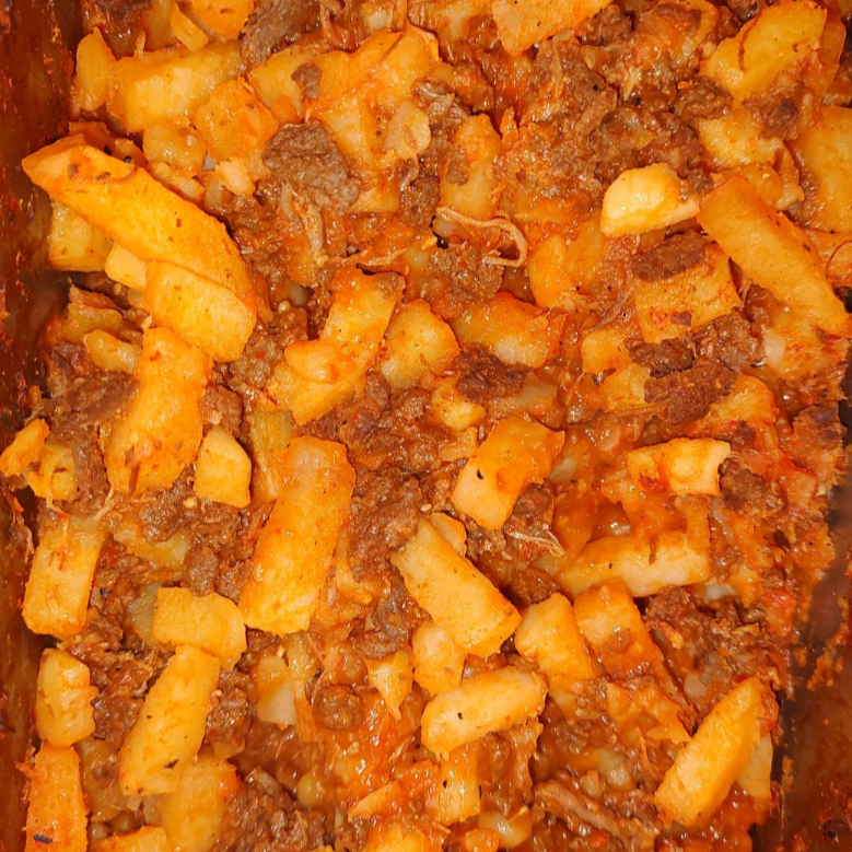 ROJO CON PAPAS ( Carne Deshebrada)