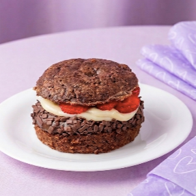 Duas camadas de bolo super macio, hambúrguer de brigadeiro com granulado, recheio de brigadeiro branco e morangos fresquinhos. Serve até 1 pessoa (aprox. 420g).