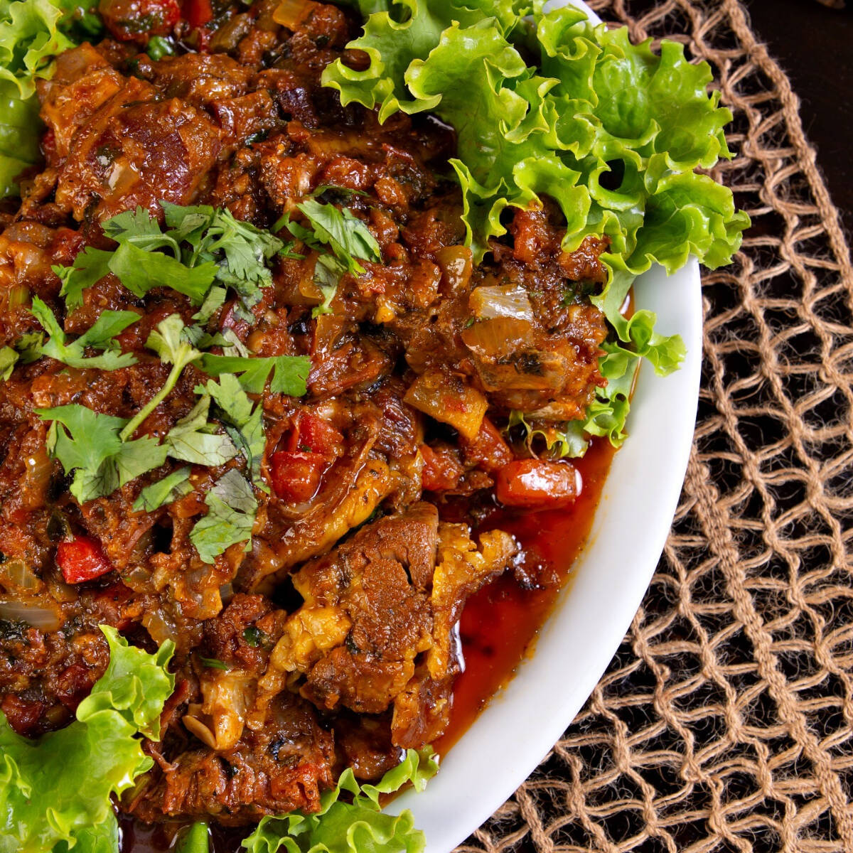 Arroz,feijao macassar,farofa de ovos,vinagrete.