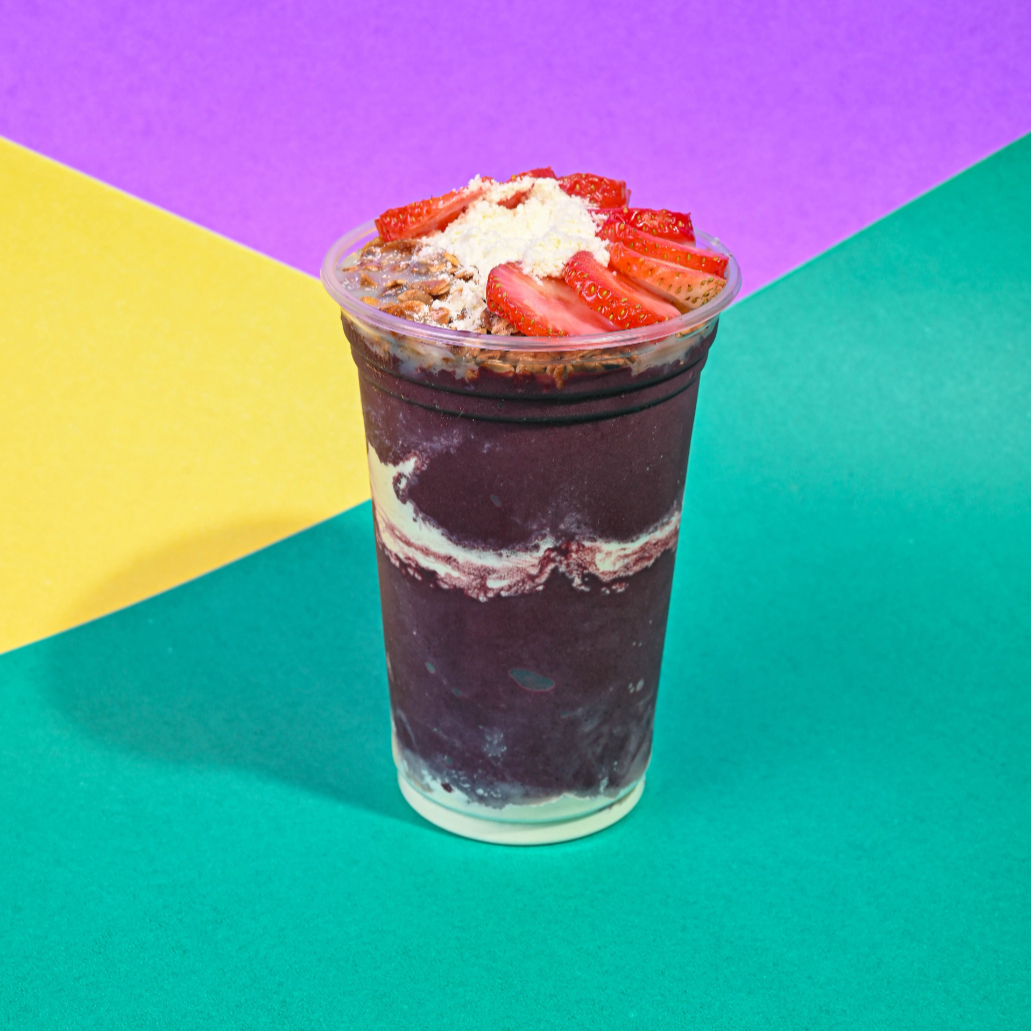 acompanha leite em po, granola, leite condesado e morango