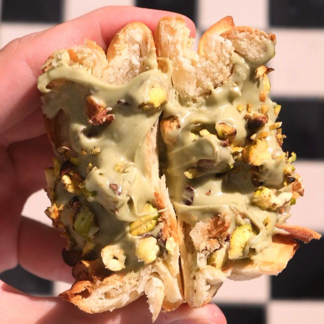 Ela voltou, empanada de pistache, numa versão melhorada. Massa branca em formato de cestinha, recheada com um creme de pistache com pedaços de pistache e um toque de mais pistache por cima para decorar, é uma explosão de pistache!