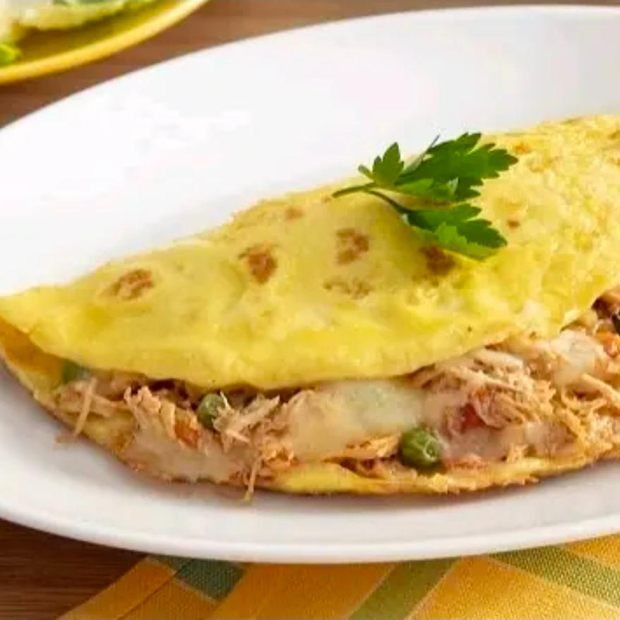 Omelete delicioso, com dois ovos, frango desfiado, requeijão e palmito.