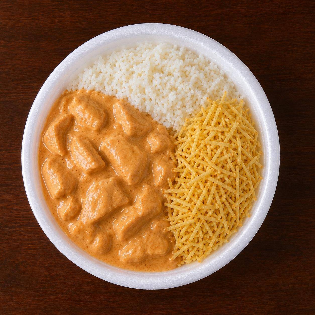 Arroz, batata palha, strogonoff de frango tamanho mini