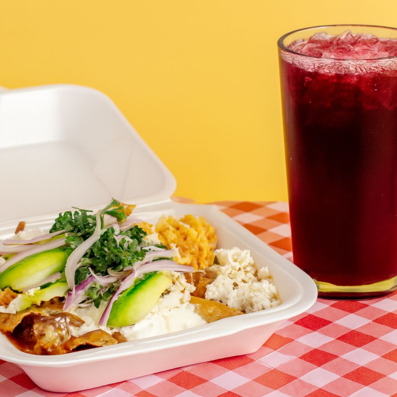 1 Orden Chilaquiles Rojos + 1 Agua de Jamaica