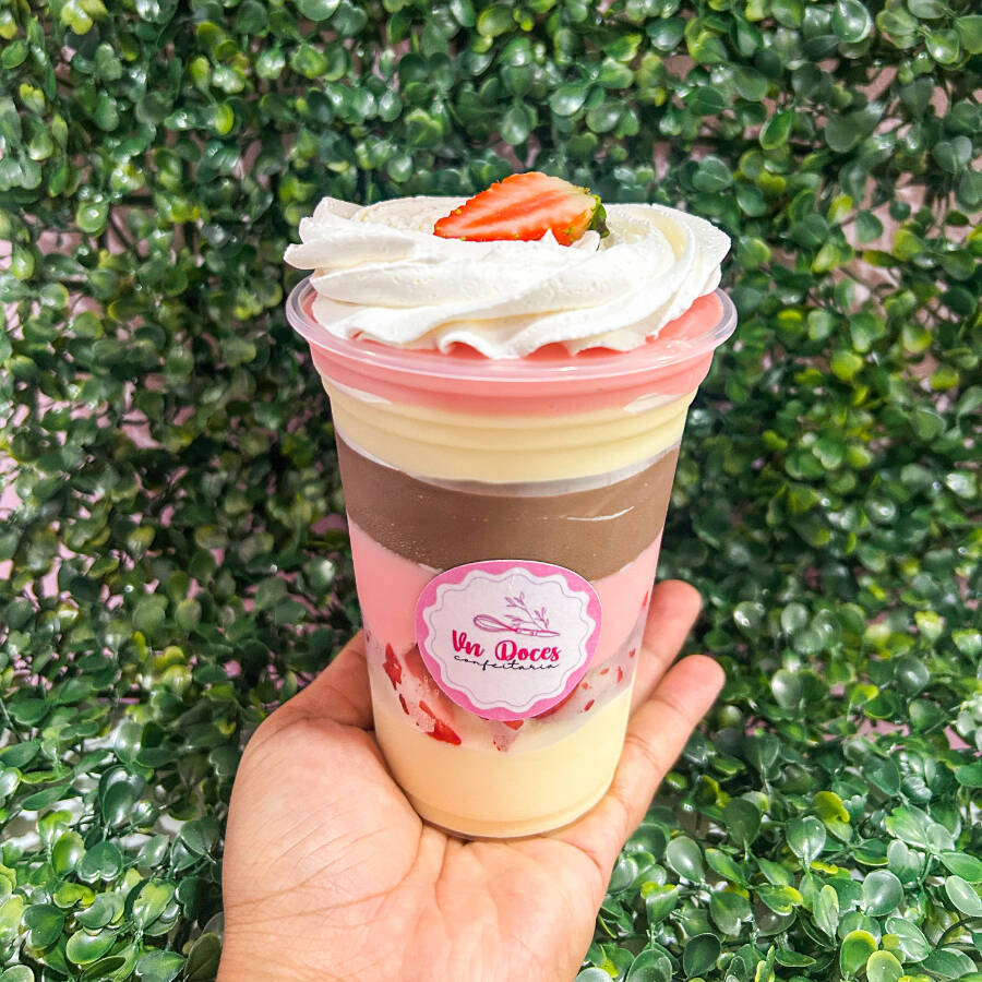 creme de ninho, morangos frescos e picados , creme de morango e chocolate, chantilly no topo com morango